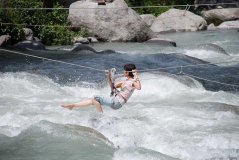 800px-A_woman_crossing_the_River_Beas_in_Manali_in_2009_20200302121846